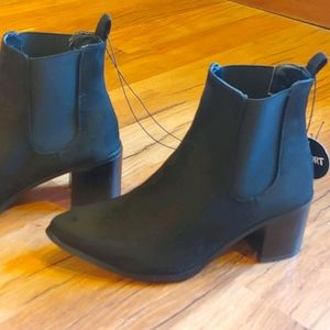 Black chelsea boots